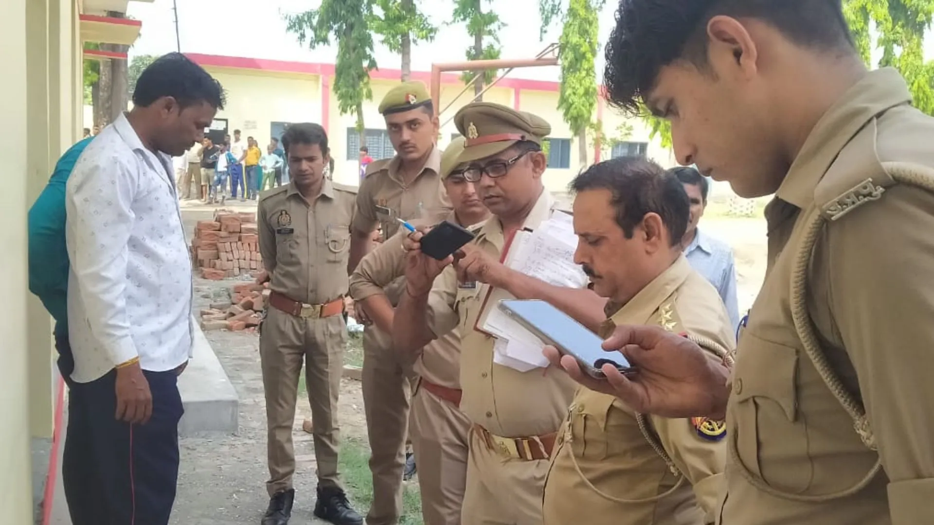 बरेली: आम के पेड़ से लटका मिला चौकीदार का शव, हत्या की आशंका, जांच में जुटी पुलिस