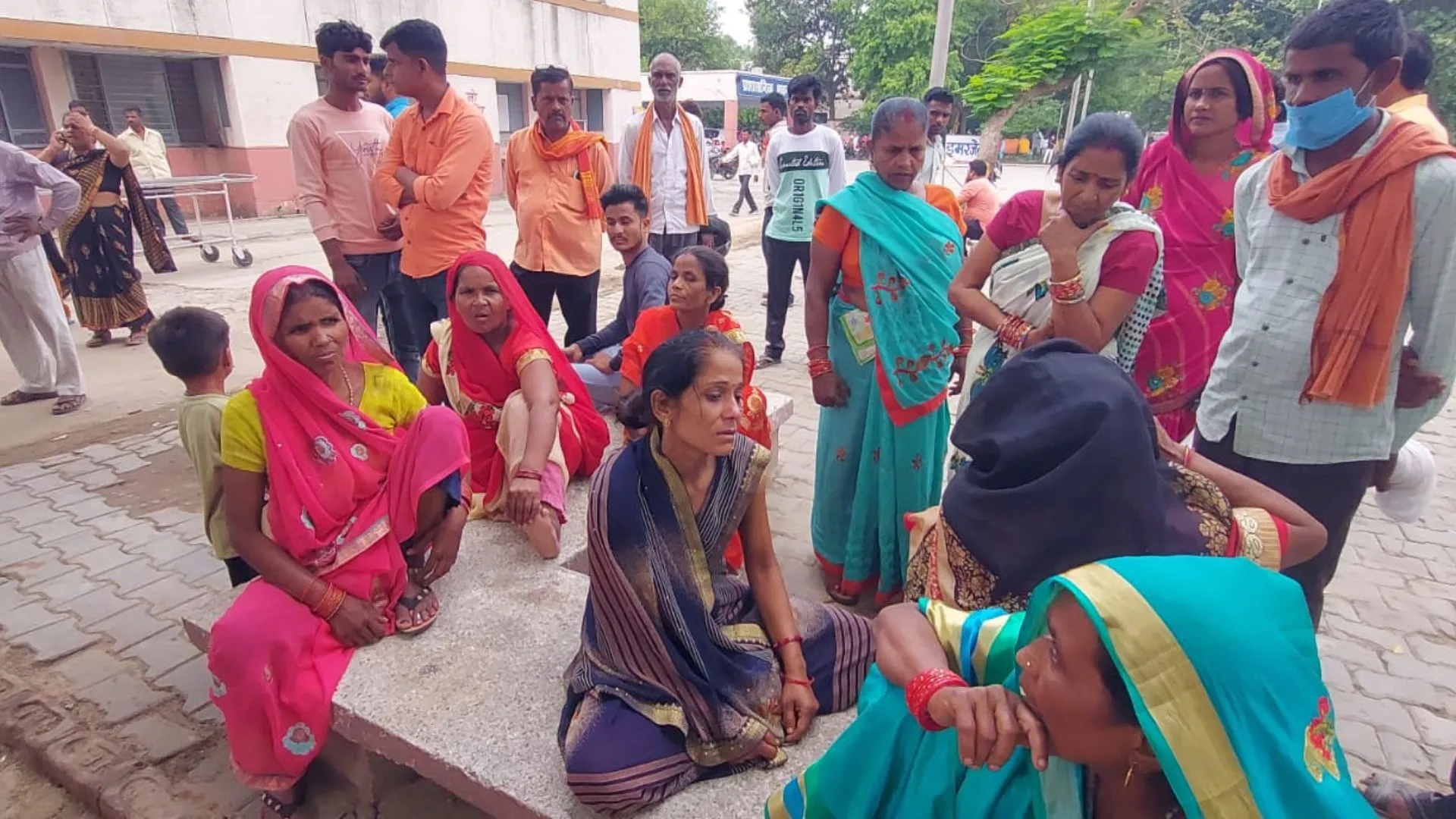  शाहजहांपुर में भीषण सड़क हादसा: बाइक सवार दंपती समेत पांच की मौत, एक साल की मासूम घायल