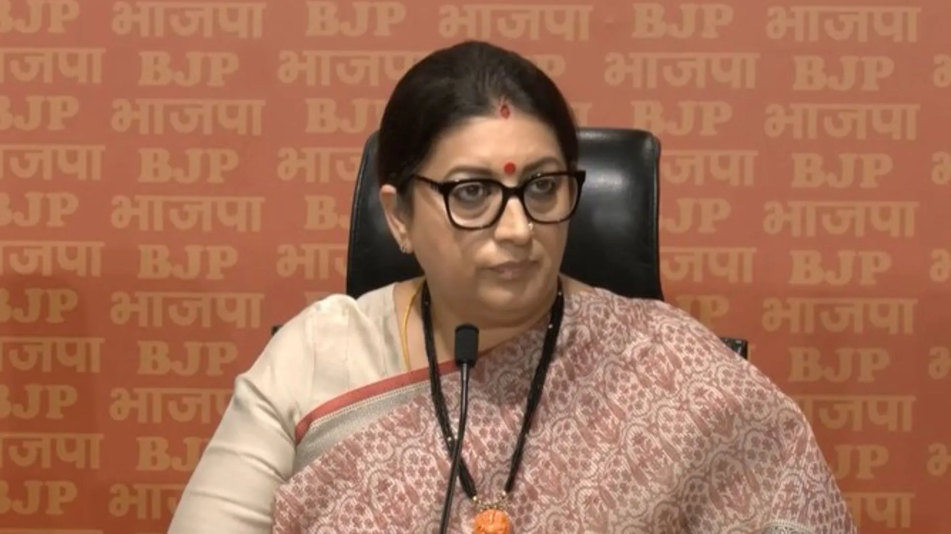 कांग्रेस अकेले मोदी को नहीं हरा सकती, इसलिए दूसरों का समर्थन मांग रही है: स्मृति ईरानी