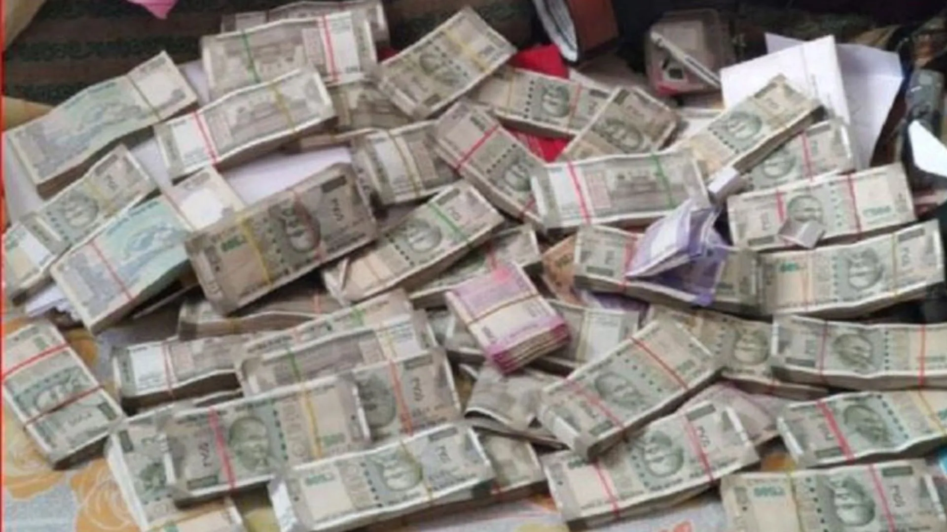 सरकारी अधिकारी के परिसरों पर छापे, तीन करोड़ रुपये की नकदी बरामद 