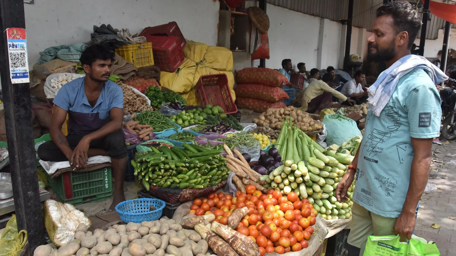 बरेली: टमाटर दिखा रहा तेवर, नींबू 'निचोड़' रहा जेब
