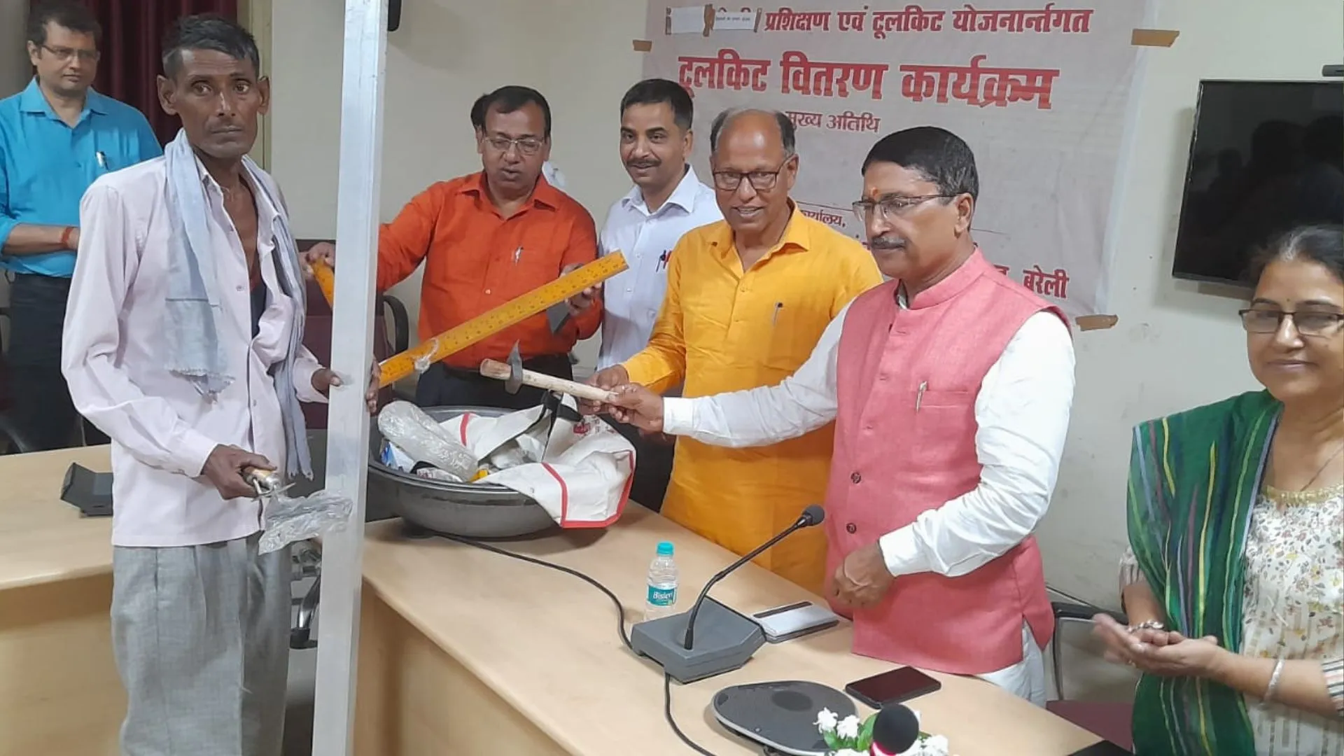 बरेली: एमएसएमई दिवस पर विधायक नवाबगंज ने लाभार्थियों को वितरित की टूलकिट 