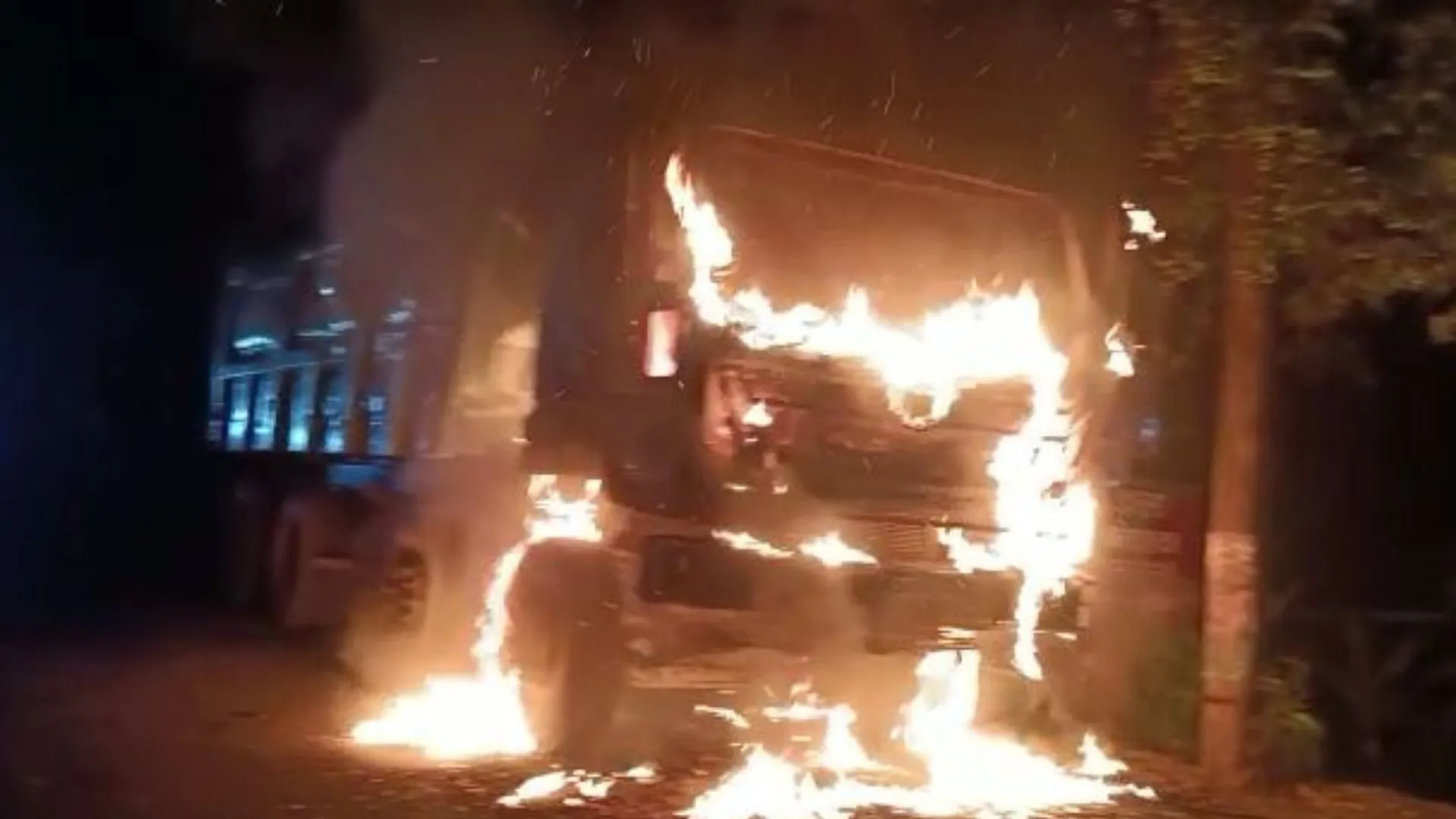 बरेली: कोलतार मिक्स बजरी लेकर जा रहे ट्रक में लगी भीषण आग, ड्राइवर ने कूदकर बचाई अपनी जान 