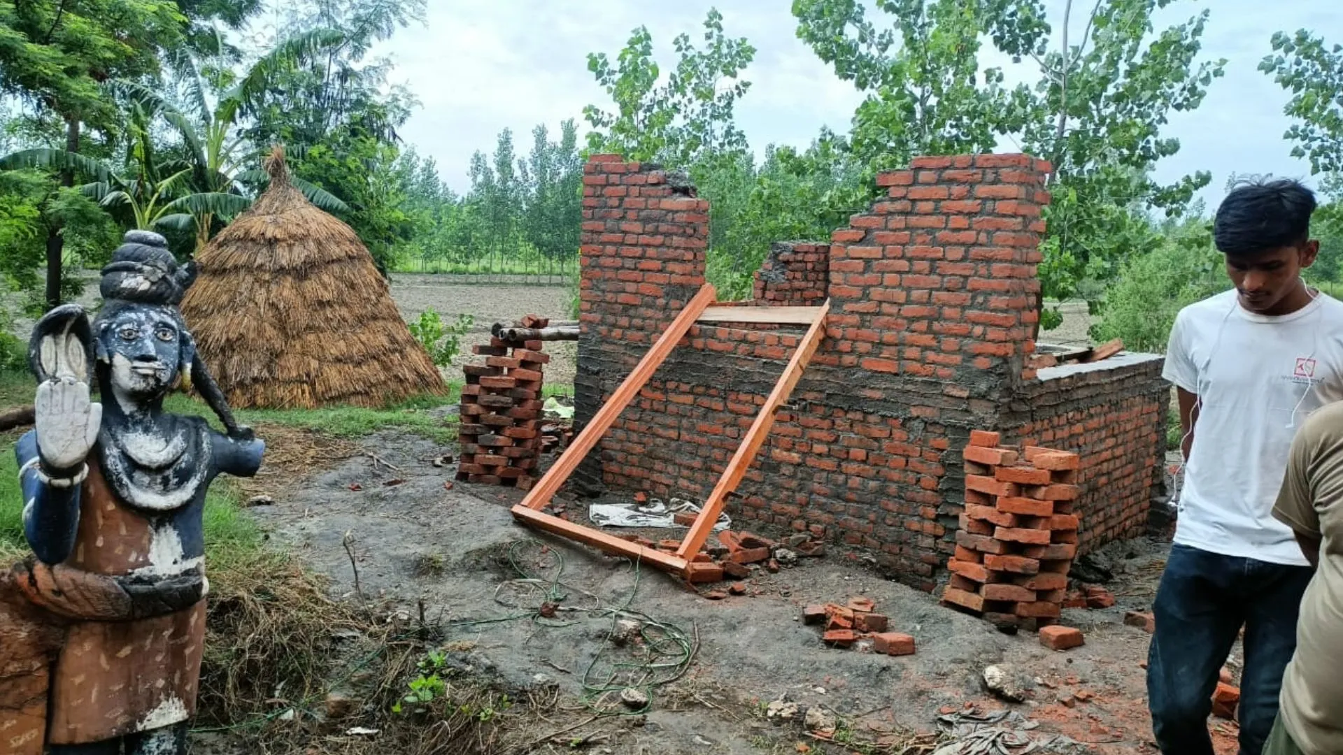 रामपुर: दबंगों पर लगाया मंदिर ढहाने का आरोप, जमकर हंगामा