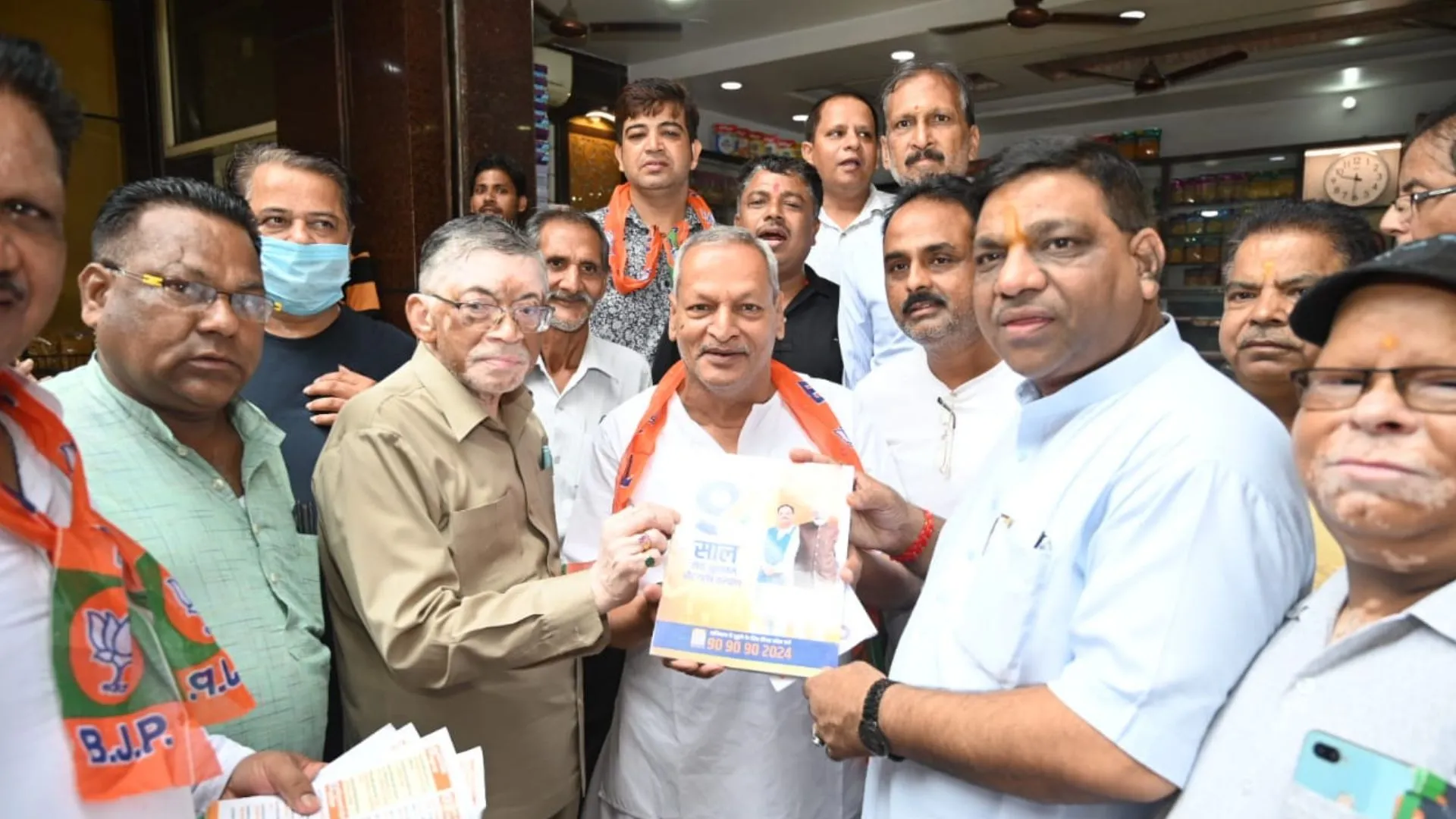 बरेली: लोकसभा चुनाव 2024 को लेकर बीजेपी ने कसी कमर, सांसद-विधायक कर रहे घर-घर जाकर जनसंपर्क
