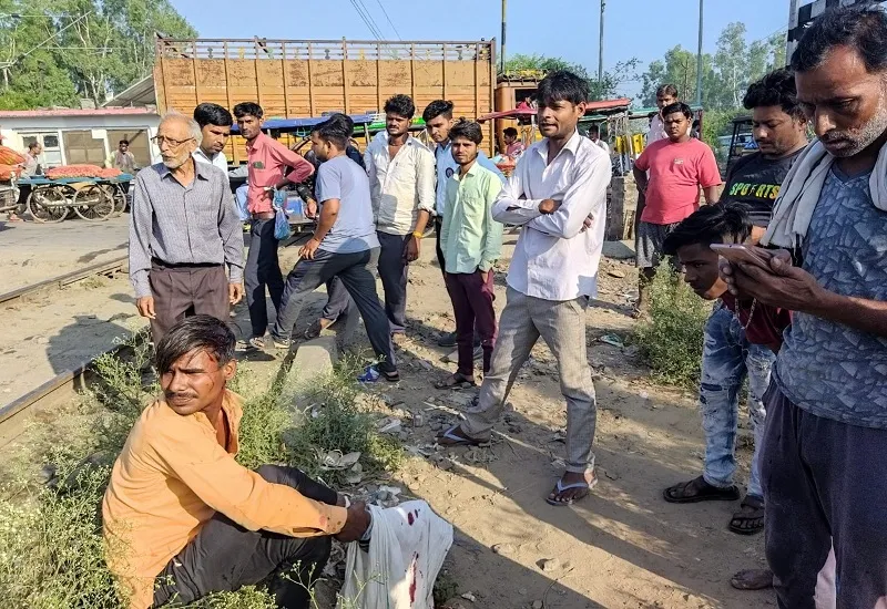 संभल : चलती ट्रेन से उतर रहे युवक के पैर का कटा पंजा, रेलवे क्रॉसिंग 36बी पर हुआ हादसा 
