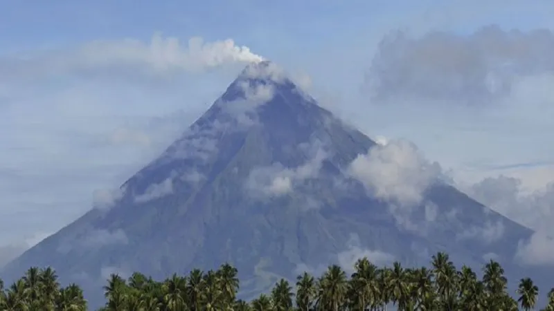 फिलीपींस ने सबसे सक्रिय ज्वालामुखी के लिए बढ़ाया अलर्ट स्तर, विस्फोट की आशंका 