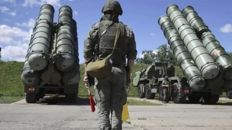 कैसे रूस अंतरराष्ट्रीय प्रतिबंधों के सामने एक युद्ध अर्थव्यवस्था की ओर बढ़ रहा है 