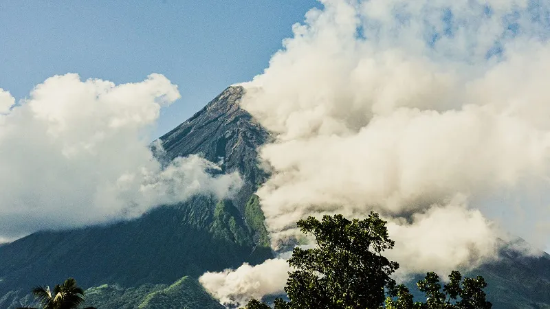 Philippines ने मायोन ज्वालामुखी में जबरदस्त हलचल, निकटवर्ती स्थानों से निवासियों को जबरन हटाया