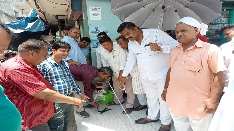मुरादाबाद : हरथला में डिवाइडर से दोनों तरफ 11-11 मीटर तक लगा निशान 