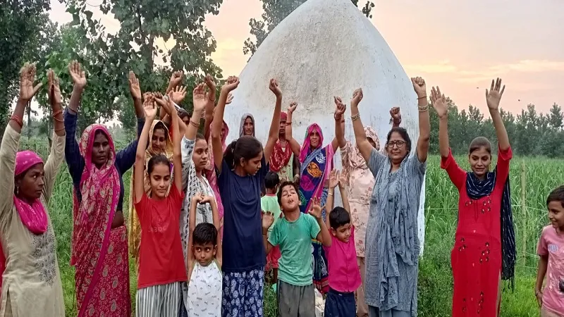अमरोहा: दूसरे समुदाय के लोगों पर लगाया चामुंडा मंदिर का रास्ता बंद करने का आरोप, किया प्रदर्शन
