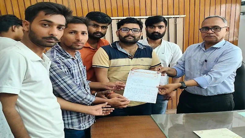 मुरादाबाद : छात्रों को नहीं देने दिया समाजशास्त्र का पेपर, हिंदू महाविद्यालय कंट्रोल रूम का किया घेराव