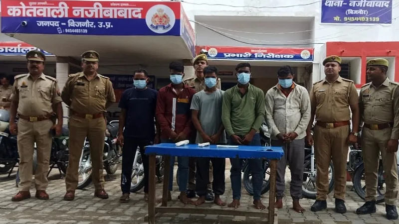 बिजनौर: दो दर्जन बाइकों के साथ पकड़े पांच वाहन चोर, फर्जी दस्तावेज बनाकर सस्ते दामों में बचते थे बाइक