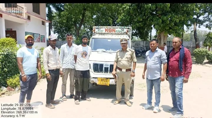 रामनगर: वन कर्मियों ने पिकअप से पकड़ी दो लाख रुपये की खैर की लकड़ी