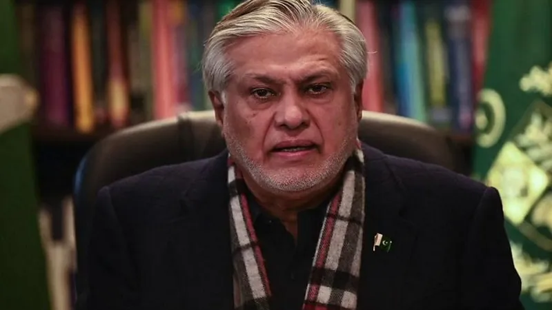 गजब! पत्रकार को पहले सुरक्षा गार्डों ने पकड़ा, फिर पाकिस्तानी वित्त मंत्री Ishaq Dar ने मारा थप्पड़... IMF सौदे को लेकर पूछा था सवाल