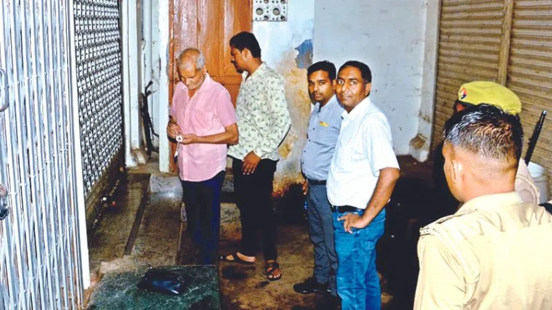 IT Raid In Kanpur : सिंडिकेट बनाकर गुलाबी नोट खपाने पर पड़ा छापा, कोलकाता से मिली लीड, पढ़ें- पूरी खबर