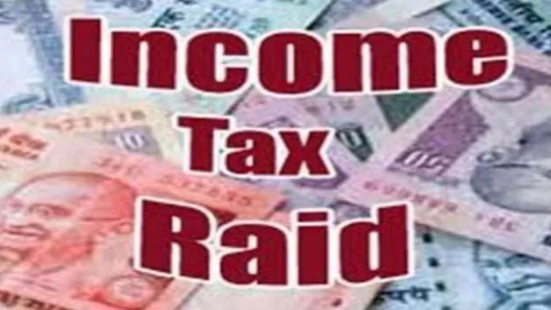 IT Raid In Kanpur: कारोबारी की लग्जरी कार से बरामद हुआ 12 किलो सोना, फिल्म रेड की तर्ज पर ऐसे चल रही कार्रवाई