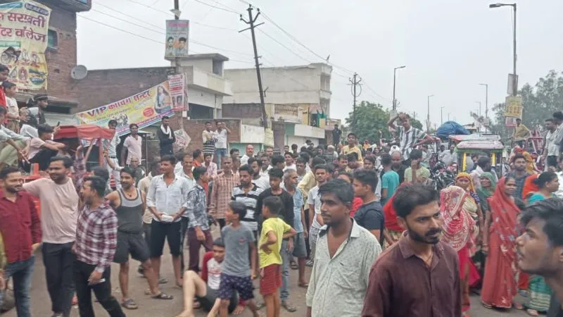 Jalaun News: बिजली विभाग चोर है… के नारों के साथ शहरियों का फूटा गुस्सा, रोड पर लगाया जाम