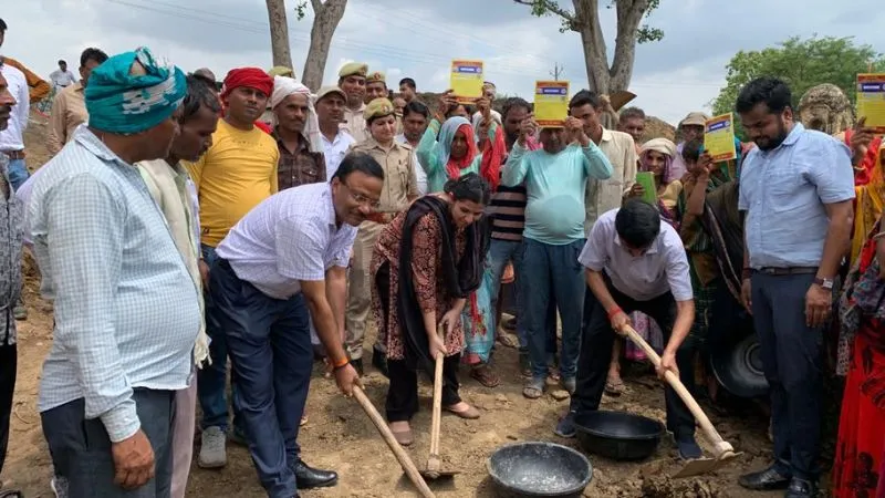 Jalaun News: अमृत सरोवर के लिए अधिकारियों के साथ जिलाधिकारी ने चलाया फड़वा, सुंदरीकरण के लिए 13.96 लाख का बजट