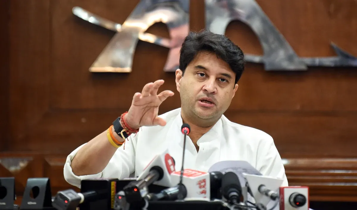 रूस में फंसे यात्रियों को गंतव्य तक पहुंचाया जाएगा सुरक्षित : ज्योतिरादित्य सिंधिया