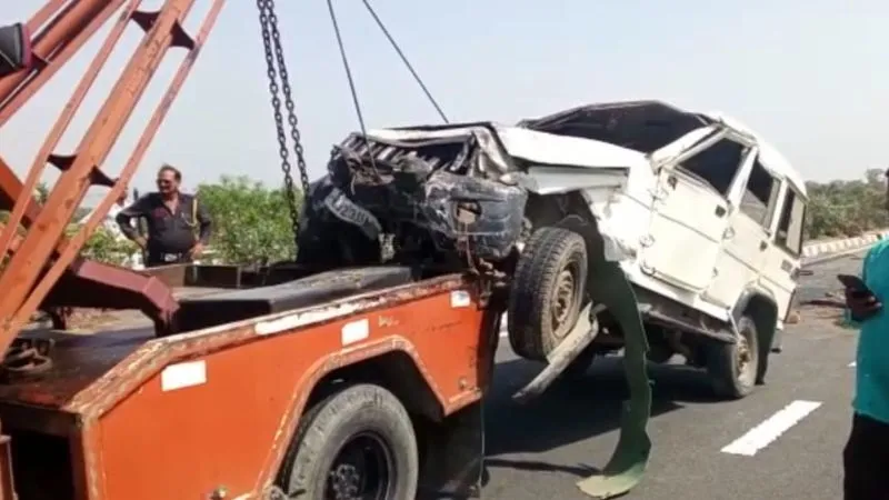 Kannauj Accident : नींद और रफ्तार से हो रहे हादसे, एक्सप्रेस वे पर पलटी कार, नौ घायल, पढ़ें- पूरी खबर
