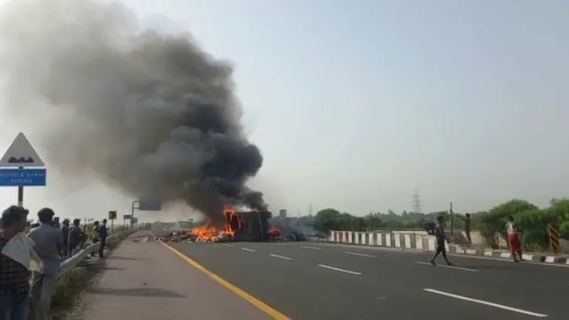 Kannauj News : आगरा-लखनऊ एक्सप्रेस वे पर हादसा, फार्च्यून लदा ट्रक धू-धूकर जला, लूटने में जुट गए लोग