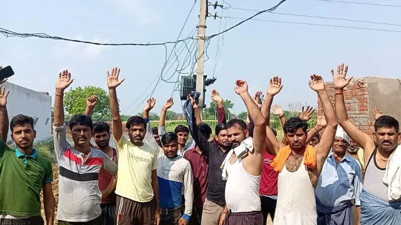 Kannauj : बिजली 70 घंटे से गुल, भड़के ग्रामीणों ने किया प्रदर्शन, अंधाधुंध कटौती से गर्मी में बिलबिला उठे लोग