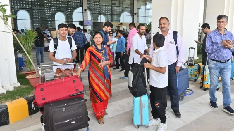 Kanpur: चार दशक के इंतजार के बाद नए टर्मिनल के रनवे पर दौड़े पहिए, वाटर कैनन सैल्यूट के जरिए फ्लाइट का किया गया स्वागत