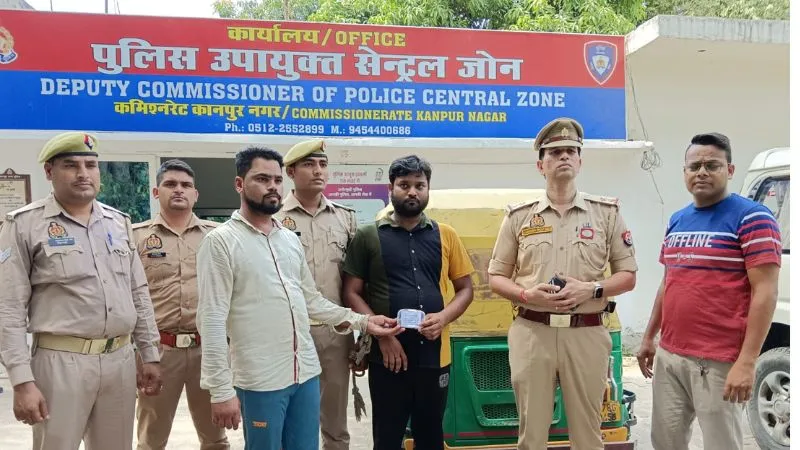 Kanpur News : गैर राज्यों के यात्रियों को बैठाकर करते थे लूट, पुलिस ने दो आरोपी दबोचे, एक फरार