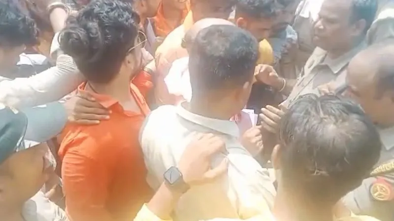Kanpur Dehat: चर्च में धर्मातरण की आंशका को लेकर बजरंगियों ने हंगामा कर की तोड़फोड़, अधिकारी मौके पर पहुंचे