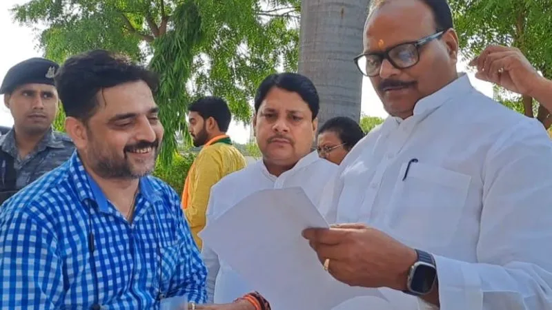 Kanpur Dehat: डिप्टी सीएम बृजेश पाठक ने फैक्ट्री का भ्रमण का उत्पादों की ली जानकारी, संविदा कर्मचारी संघ ने सौंपा ज्ञापन