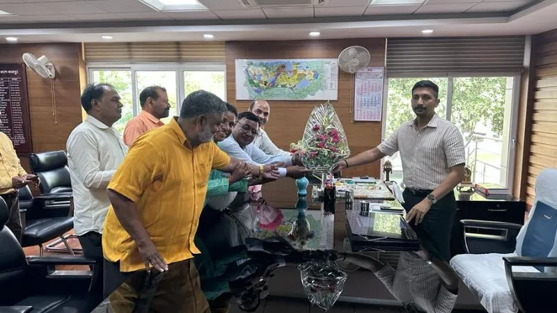Kanpur News: केडीए वीसी के पद पर डीएम विशाख जी अय्यर जी ने किया ज्वाइन, कर्मचारी नेताओं ने बुके देकर किया स्वागत