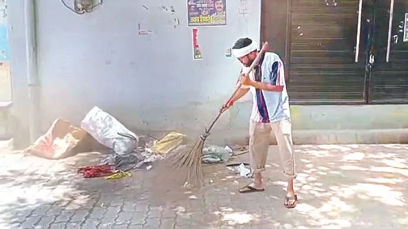 Kanpur: बीजेपी पार्षद ने सिस्टम की गंदगी के खिलाफ उठाई झाडू, नगर निगम के अधिकारियों और सफाई नायक पर लगाए ये आरोप