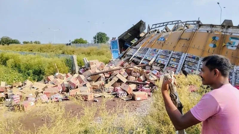 Kanpur News : चौबेपुर में बियर से भरा ट्रक पलटा, लूटने वालो की लगी भीड़, पुलिस ने खदेड़ा