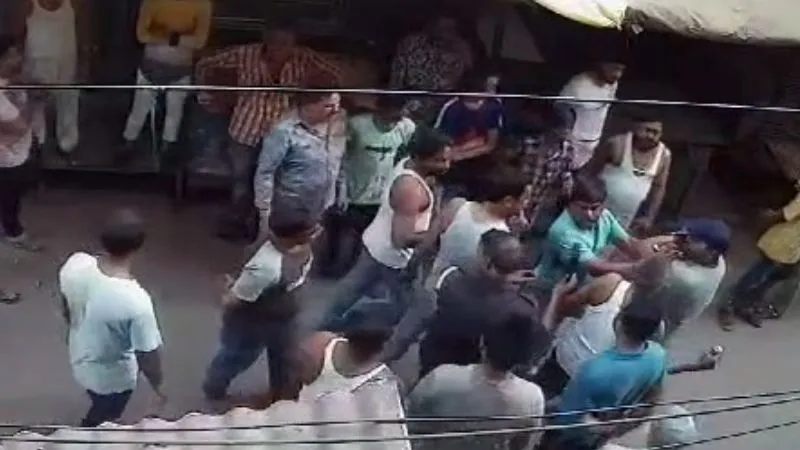 Kanpur: ड्रोन से कटिया पकड़ने गई केस्को टीम, उपद्रवियों ने दौड़ाया, जान बचाकर भागे कर्मी, आपरेटर का मोबाइल तोड़ा
