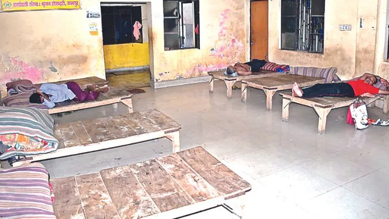 बिजली कटी, केयर टेकर नहीं, कहां जाए सड़क पर सोने वाले, Kanpur Nagar Nigam के रैन बसेरा का बुरा हाल