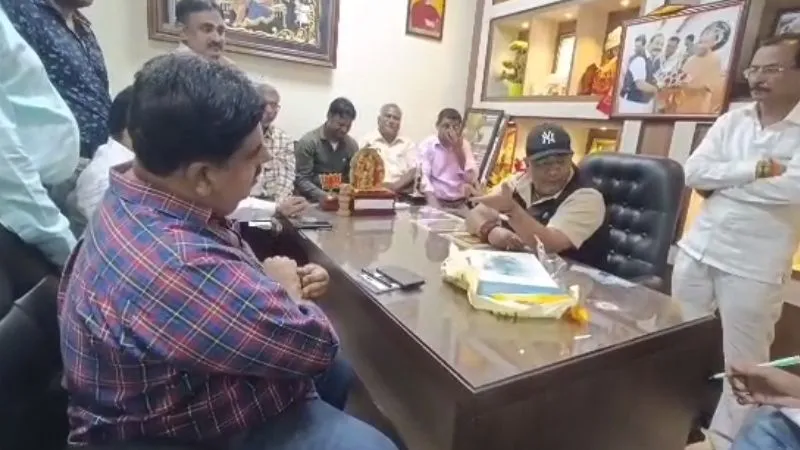Kanpur : BJP MLA महेश त्रिवेदी का फूटा गुस्सा, बोले समस्या हल नहीं हुई, तो बना दूंगा मुर्गा, करूंगा बेज्जती...