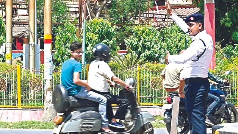 Kanpur: नींद पूरी नहीं होने व अधिक तनाव से बीमार हो रहे पुलिस वाले, कड़ी धूप में करते ड्यूटी