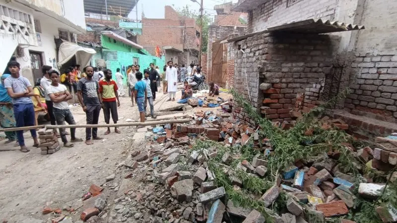 Kanpur Wall Collapse : तेज हवा के चलते दीवार ढही, चार मजदूर दबे, एक की हालत नाजुक, बंद टेनरी में चल रहा था काम