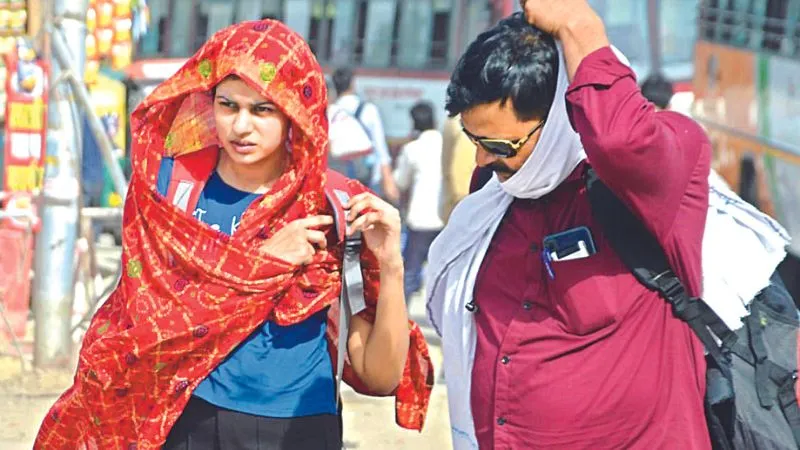 Kanpur Weather: चिलचिलाती धूप में लोग परेशान, पसीने से तरबतर हो रहे राहगीर, आने वाले दिनों में मौसम बदलने के आसार