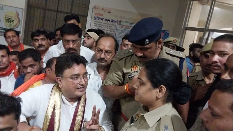 Kanpur: कार्यकर्ता पर मुकदमा लिखने से नाराज भाजपाइयों का हंगामा, अखिलेश यादव ने ट्वीट कर BJP पर साधा निशाना