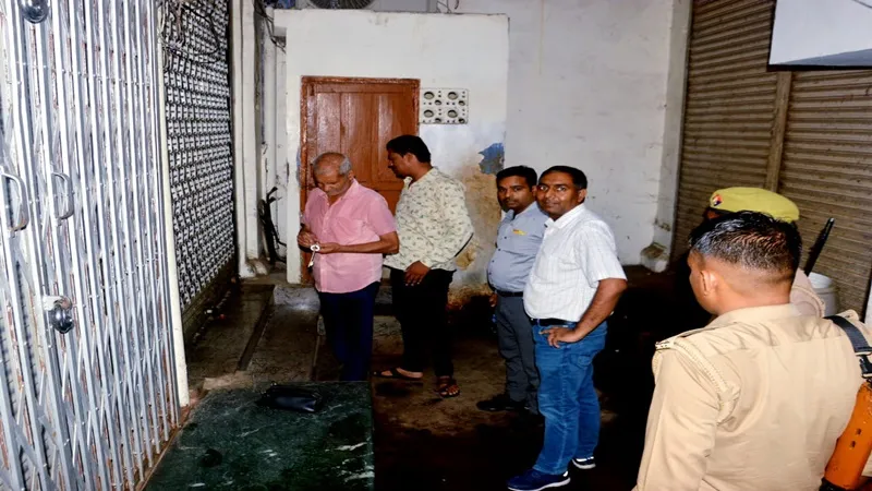 कानपुर: ज्वैलरी और रियल स्टेट कारोबारी के प्रतिष्ठानों में IT की रेड, टीम ने जब्त किए लैपटॉप, बही खाता समेत अन्य दस्तावेज