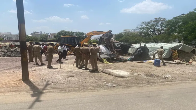 लखनऊ: गोमती नगर में चला LDA का बुलडोजर, कब्जा मुक्त कराई 32 करोड़ की जमीन 