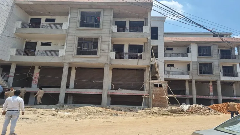 लखनऊ: इंदिरा नगर में LDA की बड़ी कार्रवाई, 30 बीघा में बने 58 रो-हाउस को किया सील, जानें वजह