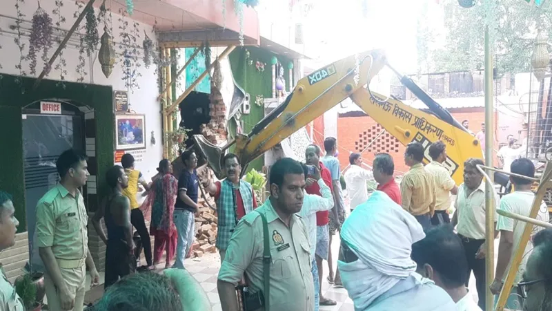 लखनऊ: अवैध निर्माण ध्वस्त करने पहुंची LDA की टीम पर हमला, जोनल अधिकारी व अभियंताओं के आई चोट
