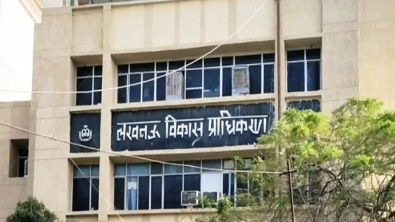 लखनऊ: 15 बीघा में बिना मानचित्र कॉलोनी का निर्माण ध्वस्त, एलडीए ने चलाया बुलडोजर