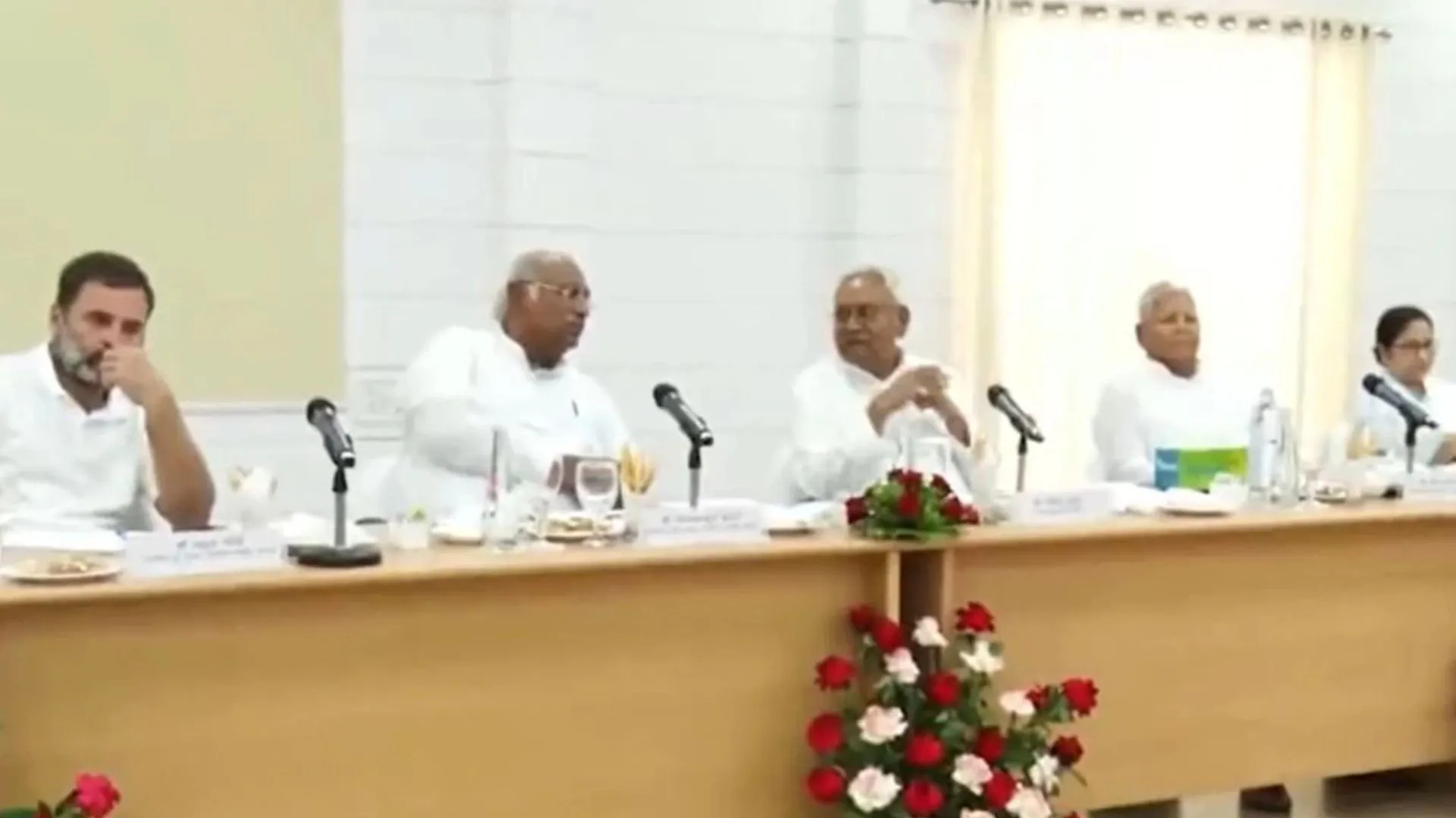Opposition Meeting In Patna: नीतीश कुमार के आवास पर महाबैठक जारी, सामने आई तस्वीरें, देखिए कौन-कौन पहुंचा