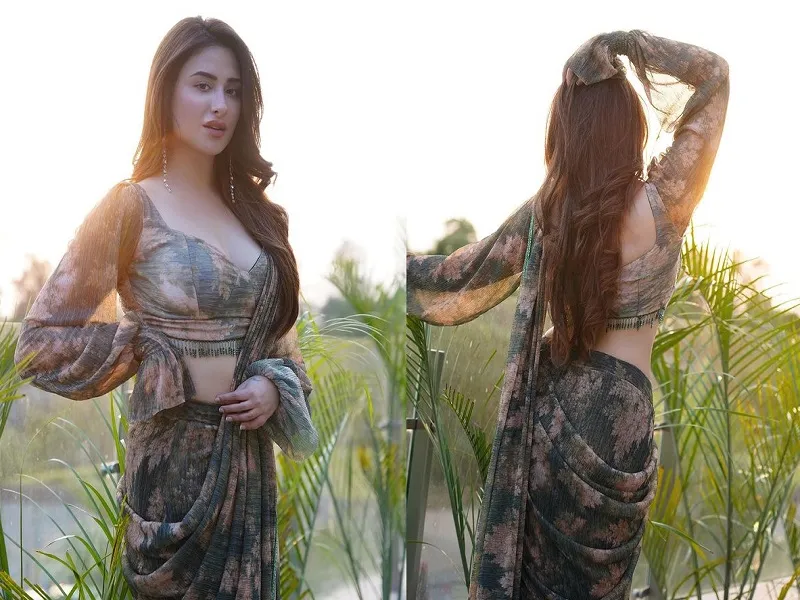 Mahira Sharma Photos : फ्लोरल साड़ी में बेहद खूबसूरत लग रही हैं माहिरा शर्मा, डीपनेक ब्लाउज ने खींचा सबका ध्यान