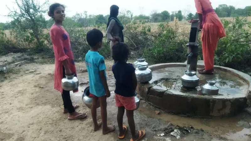 Mahoba News : खंदिया वार्ड में एक पखवाडे से पेयजल आपूर्ति ठप, पानी को लेकर मारामारी, ग्रामीणों में गुस्सा
