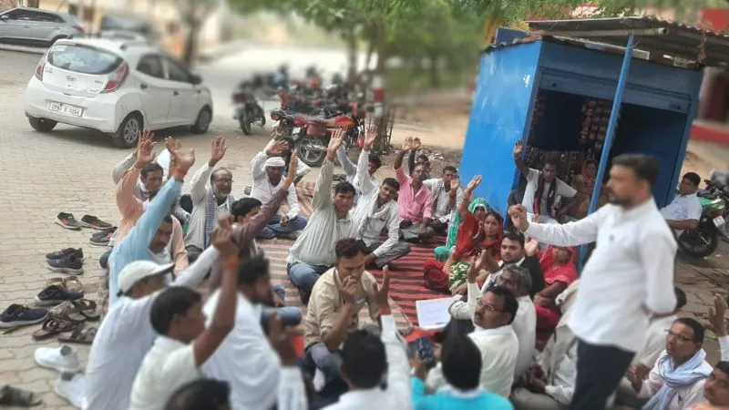 Mahoba News : सफाई कर्मचारियों ने सात सूत्रीय मांगों को लेकर किया धरना प्रदर्शन, विकास भवन परिसर में जताया विरोध